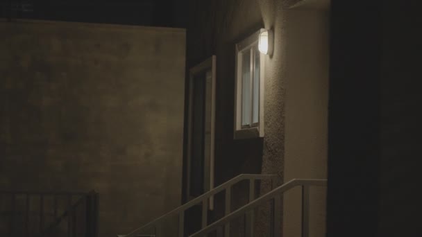 Vidéo Une Petite Ampoule Illuminant Extérieur Escalier Bâtiment Résidentiel Menant — Video