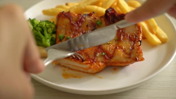 Gesneden Gegrilde Kip Biefstuk Met Aardappel Chips Friet — Stockvideo