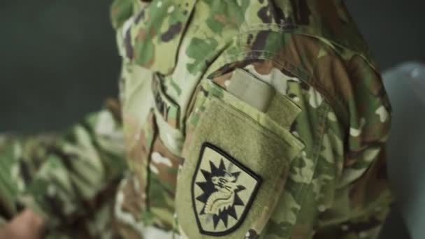 Close Soldado Sem Rosto Dando Missão Breve Tiro Lateral Soldado — Vídeo de Stock