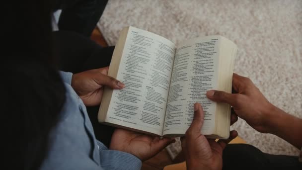 Africano Casal Cristão Americano Lendo Escrituras Bíblia Sobre Ombro Tiro — Vídeo de Stock