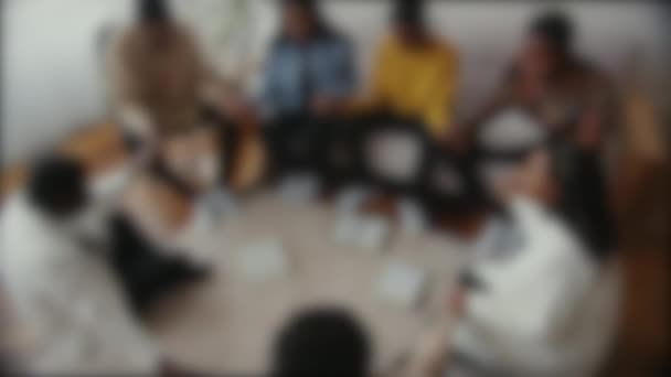 Θολή Λήψη Μιας Σέκτας Αφροαμερικανών Που Προσεύχονται Κύκλο Κρατώντας Χέρια — Αρχείο Βίντεο