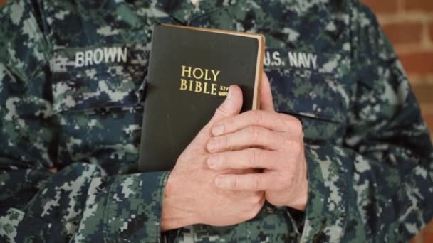 海军海豹士兵手里拿着一本神圣的圣经 紧紧抓住一个天主教军队的双手和身体中部 — 图库视频影像