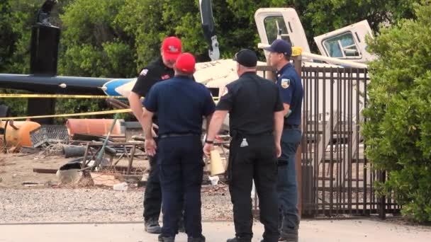Politieagenten Praten Bewaken Crash Plaats Van Nood Helcipter — Stockvideo