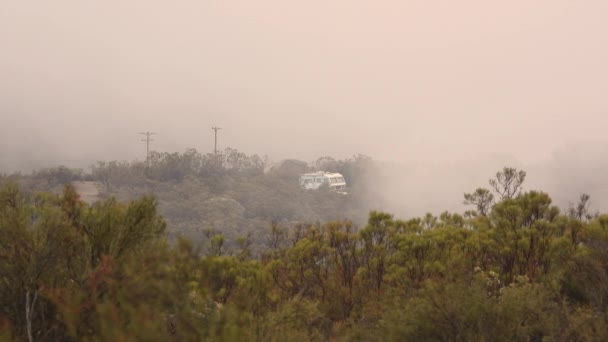 在加利福尼亚州里弗塞德县的赫梅特野火中 一辆野营面包车被浓烟包围 两人在大火中丧生 — 图库视频影像