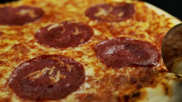 Close Cortador Pizza Cortando Uma Pizza Pepperoni Com Uma Lâmina — Vídeo de Stock