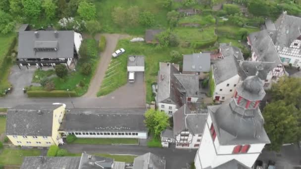 いくつかの典型的なスレート屋根の建物やドイツのトレイスカーデンの古代セント キャスター教会の上の無人偵察機ビュー — ストック動画