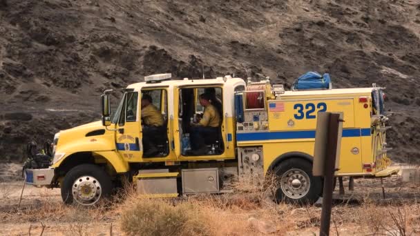 加州消防部门消防员在与美国加州费尔维尤野火战斗后乘坐消防车休息 — 图库视频影像