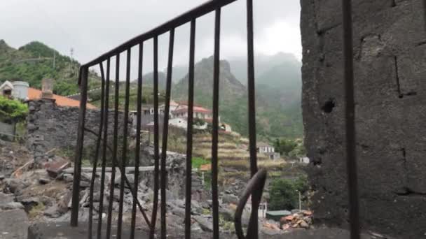 Avslöja Bilden Madeiras Landskap Med Byn Och Förstörd Byggnad Autonoma — Stockvideo