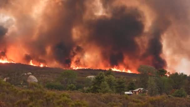Včasná Vlna Smrtícího Požáru Mířícího Domu Horském Lese Statický Široký — Stock video