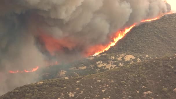 Mare Creastă Flăcări Roșii Peste Ridgetop Unui Munte Acoperit Perie — Videoclip de stoc