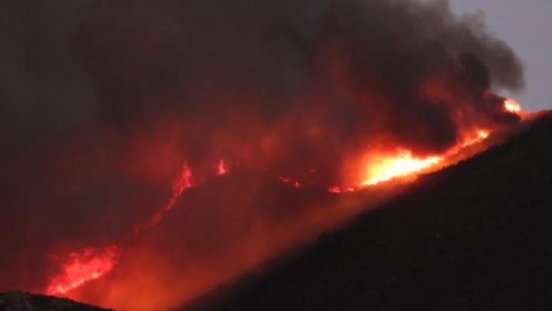 Api Besar Dan Tak Terkendali Hutan Gunung Bersiluet — Stok Video