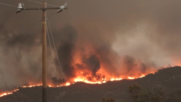 Dramatische Landschaft Mit Flächenbränden Hang Dunkler Himmel Durch Rauchschwaden Helm — Stockvideo