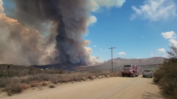 Wildfire Torr Kalifornien Brandbil Driver Stor Svart Rök Klarblå Himmel — Stockvideo