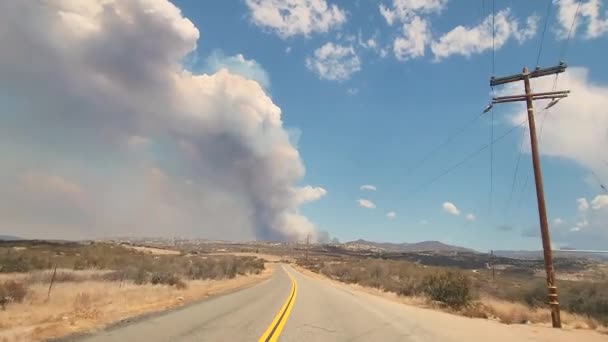 Autofahrt Auf Einer Landstraße Mit Blick Auf Die Fairview Feuerrauchwolke — Stockvideo