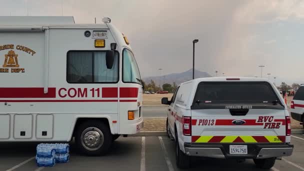 フェアビュー火災中に消防車に沿って横にドリーショット 背景に灰の完全な空 — ストック動画