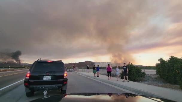 在高速公路上拍摄的汽车挡风玻璃凸轮照片显示了加州海密特野火附近的烟雾羽流 — 图库视频影像