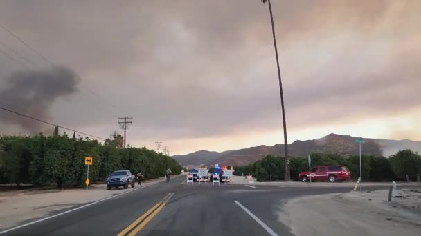 Pov Výstřel Projíždějící Kolem Silnice Uzavřené Cedule Uprostřed Požárů Kalifornii — Stock video