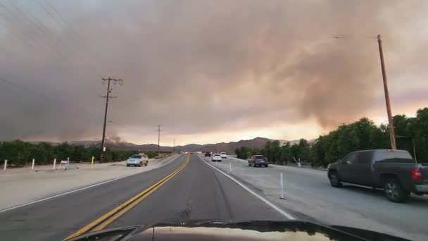Auto Sjíždí Dálnice Aby Vidělo Zuřící Požár Poblíž Hemet Fairview — Stock video