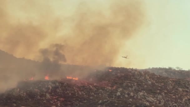 Πυροσβεστικό Αεροπλάνο Που Σβήνει Φωτιά Ρίχνοντας Χημικά Νερά Τραχύ Έδαφος — Αρχείο Βίντεο