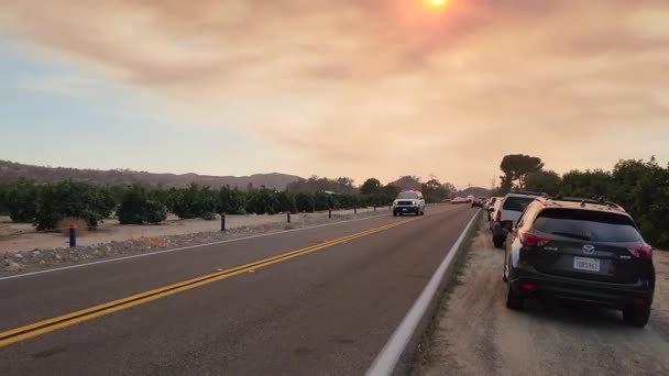 Vehículos Emergencia Con Prisa Conduciendo Por Carreteras Las Tierras Altas — Vídeo de stock