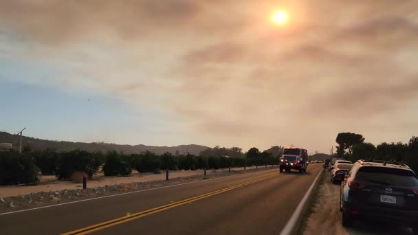 Первая Пожарная Машина Ехала Сиреной Массированному Лесному Пожару Темным Густым — стоковое видео