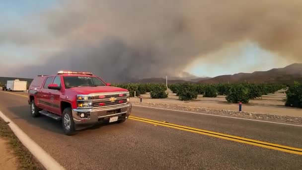 非常灯で高速運転消防署からの赤いトラック フェアビュー火災 空の煙雲 カリフォルニア — ストック動画