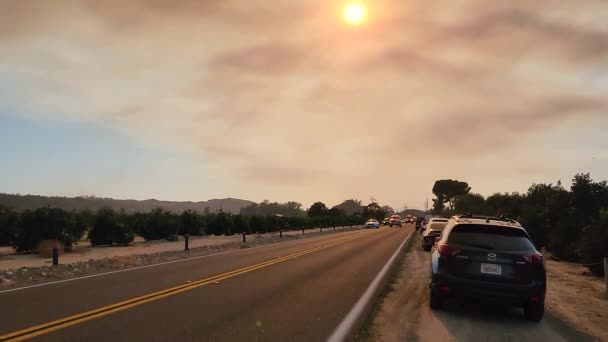 カリフォルニア州リバーサイド郡ヘメット近くの燃える山火事の近くの高速道路を通り過ぎる消防車2人が死亡 — ストック動画