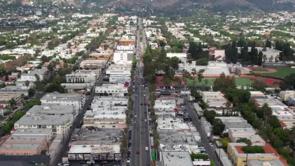 ウエストハリウッドのノースフェアファックス通りに沿って空中飛行 ドリー フォワード — ストック動画