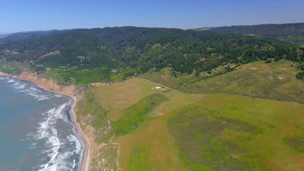 加利福尼亚州马林县博利纳市Rca海滩海岸悬崖和破浪的Idyllic视图 空中广射炮 — 图库视频影像