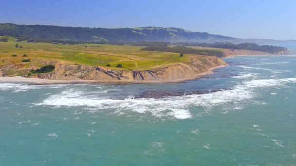Vista Aérea Olas Que Estrellan Bolinas Point Cerca Playa Rca — Vídeo de stock