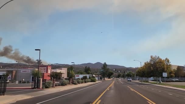 Fahrt Durch Amerikanische Stadt Mit Großen Rauchschwaden Nach Flächenbrand — Stockvideo