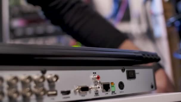 Mão Masculina Plugging Cabo Ethernet Lan Port Perto — Vídeo de Stock
