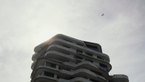 ハンブルクのマルコ ポーロ タワーによる飛行機 — ストック動画