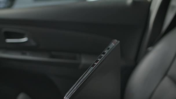 車のインテリアの背景に対してノートパソコンのUsbポートにワイヤレスネットワークアダプタでハンドプラグ 閉めて — ストック動画