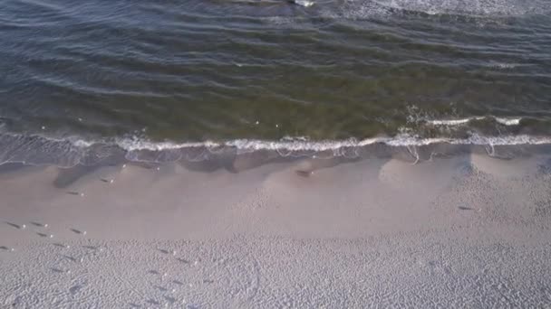 Las Olas Del Mar Báltico Vuelan Sobre Una Playa Arena — Vídeos de Stock