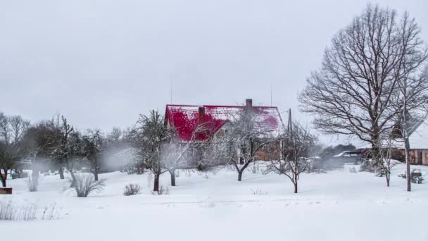 Tempo Lapso Neve Carregada Paisagem Rural Mostrando Neve Derreter Cabanas — Vídeo de Stock