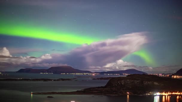 Gröna Aurora Borealis Himlen Med Stjärnor Och Moln Över Alesund — Stockvideo