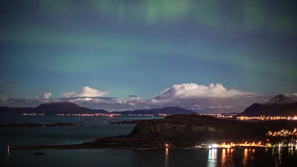 Nuvens Movimento Céu Noturno Mostrando Luzes Norte Sobre Ilha Movimentada — Vídeo de Stock