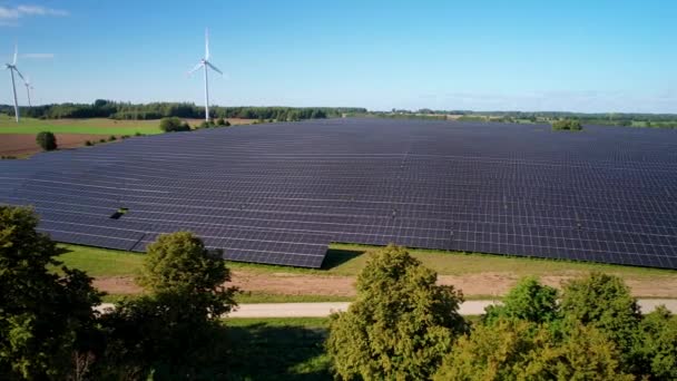 Ogromna Farma Paneli Słonecznych Zwartowie Turbiny Wiatrowe Zielonym Polu Przed — Wideo stockowe