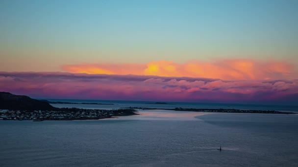 Яскраві Рожеві Хмари Над Горизонтом Час Сходу Сонця Фіорду Алесунді — стокове відео