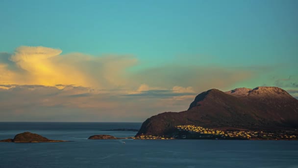 노르웨이 에서는 피오르드 배들의 통행으로 수평선 너머로 이동하는 햇살을 사진을 — 비디오