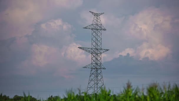 在自然界中 在电力线塔后面移动的云朵的静止时间 — 图库视频影像