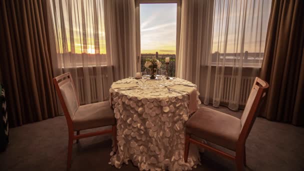 Tisch Für Zwei Romantischer Esstisch Fenster Zeitraffer Von Sonnenuntergang Bis — Stockvideo