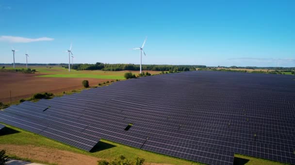 Μονάδα Ηλιακής Ενέργειας Και Ανεμόμυλοι Αεροφωτογραφία Ανανεώσιμες Πηγές Ενέργειας Πράσινη — Αρχείο Βίντεο