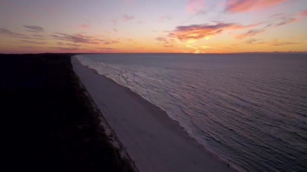 Δραματικό Ουρανό Ηλιοβασίλεμα Πάνω Από Βαλτική Θάλασσα — Αρχείο Βίντεο