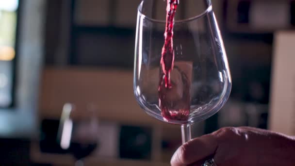 Şeffaf Bir Bardağa Kırmızı Şarap Dökmek Yavaş Çekim Yakın Çekim — Stok video
