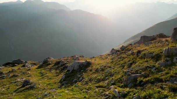 Misty Sky Mountain Peaks Nufenen Pass Ulrichen Valais Suíça Europa — Vídeo de Stock
