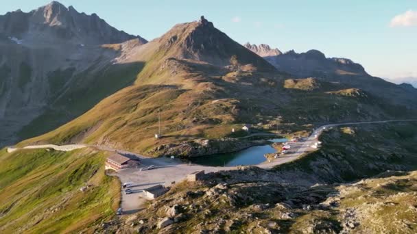 Воздушный Беспилотник Вид Ресторан Nufenenpass Вершине Горного Перевала Швейцарии — стоковое видео