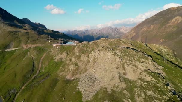 Restaurant Nufenenpass Swiss Restaurant Hoogste Bergpas Van Zwitserland Luchtdrone Neergeschoten — Stockvideo