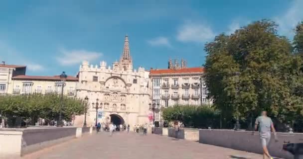 Hiperlapso Pov Caminando Burgos Puente Santa María Arco Catedral Soleado — Vídeo de stock